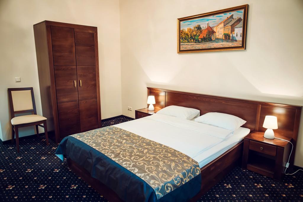 Boutique Hotel Villa P Úzhgorod Habitación foto